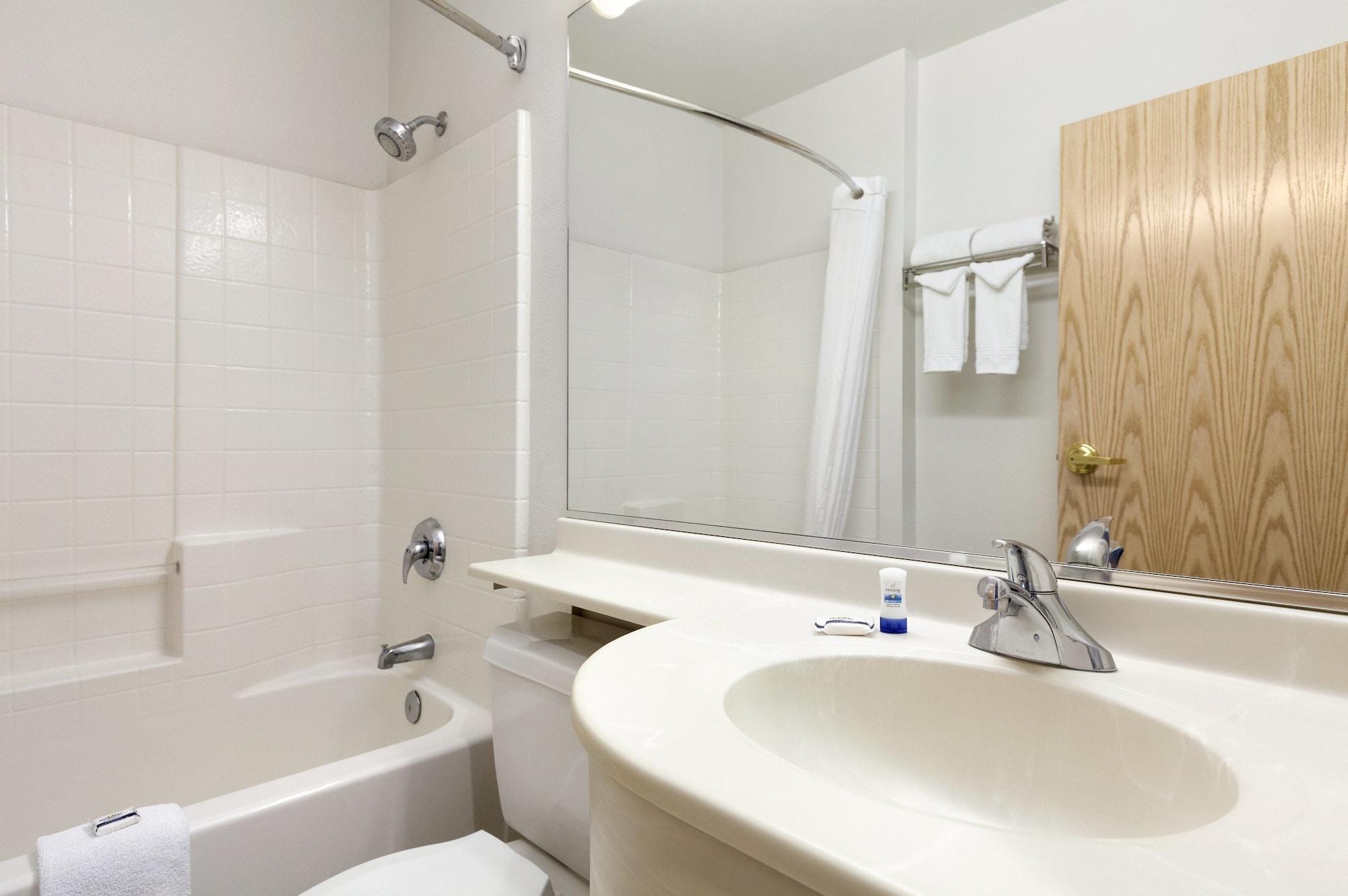 Microtel Inn & Suites Modesto Ceres Ruang foto